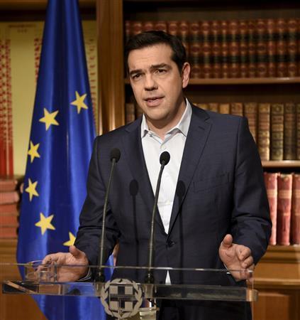 テレビ演説で、国民投票では財政再建策に反対票を投じるよう呼び掛けるギリシャのアレクシス・チプラス首相＝２０１５年７月１日、ギリシャ・首都アテネ（ロイター）