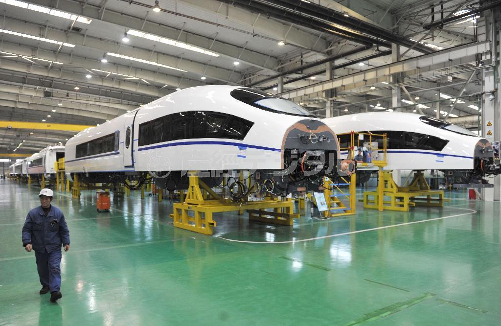 中国が世界中に輸出推進を図る高速鉄道の車両工場＝２０１５年２月１１日、中国・河北省唐山市（共同）