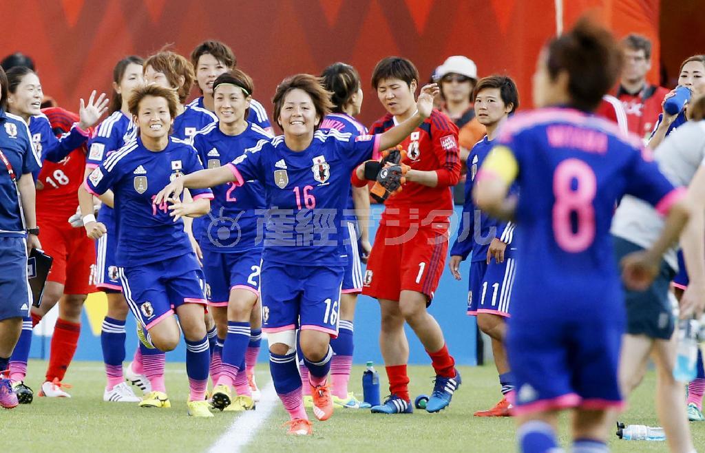 イングランドを破って決勝進出を決め、宮間あや（８）に駆け寄る岩渕真奈（まな、１６）ら日本のイレブン＝２０１５年７月１日、カナダ・アルバータ州エドモントン（共同）