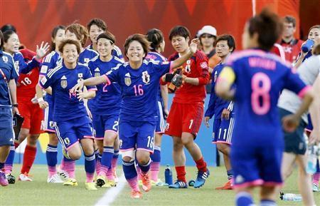 イングランドを破って決勝進出を決め、宮間あや（８）に駆け寄る岩渕真奈（まな、１６）ら日本のイレブン＝２０１５年７月１日、カナダ・アルバータ州エドモントン（共同）
