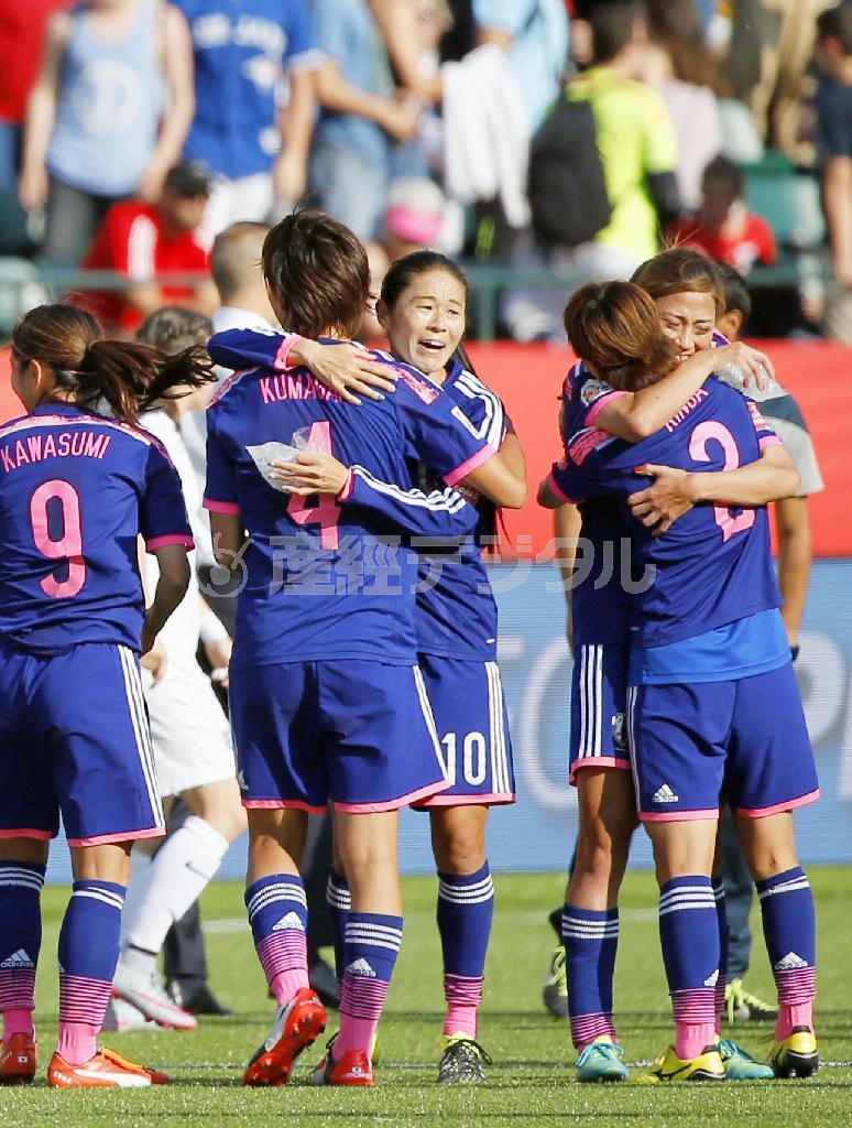 決勝進出を決め、後輩たちを出迎え、抱き合って喜ぶ澤穂希（ほまれ、中央）＝２０１５年７月１日、カナダ・アルバータ州エドモントン（共同）