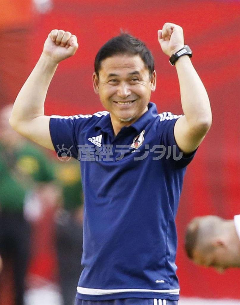 イングランドを破り、決勝進出を決めガッツポーズする佐々木則夫監督＝２０１５年７月１日、カナダ・アルバータ州エドモントン（共同）