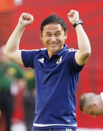 イングランドを破り、決勝進出を決めガッツポーズする佐々木則夫監督＝２０１５年７月１日、カナダ・アルバータ州エドモントン（共同）