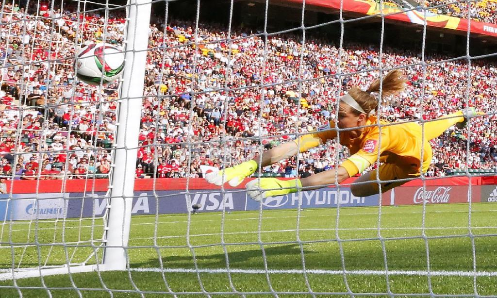試合終了間際、オウンゴールとなるボールに懸命に飛びつくイングランドのゴールキーパー、カレン・バーズリー。イングランドには無情の、日本には幸運のボールはクロスバーに当たり、ネットを揺らした＝２０１５年７月１日、カナダ・アルバータ－州エドモントン（共同）