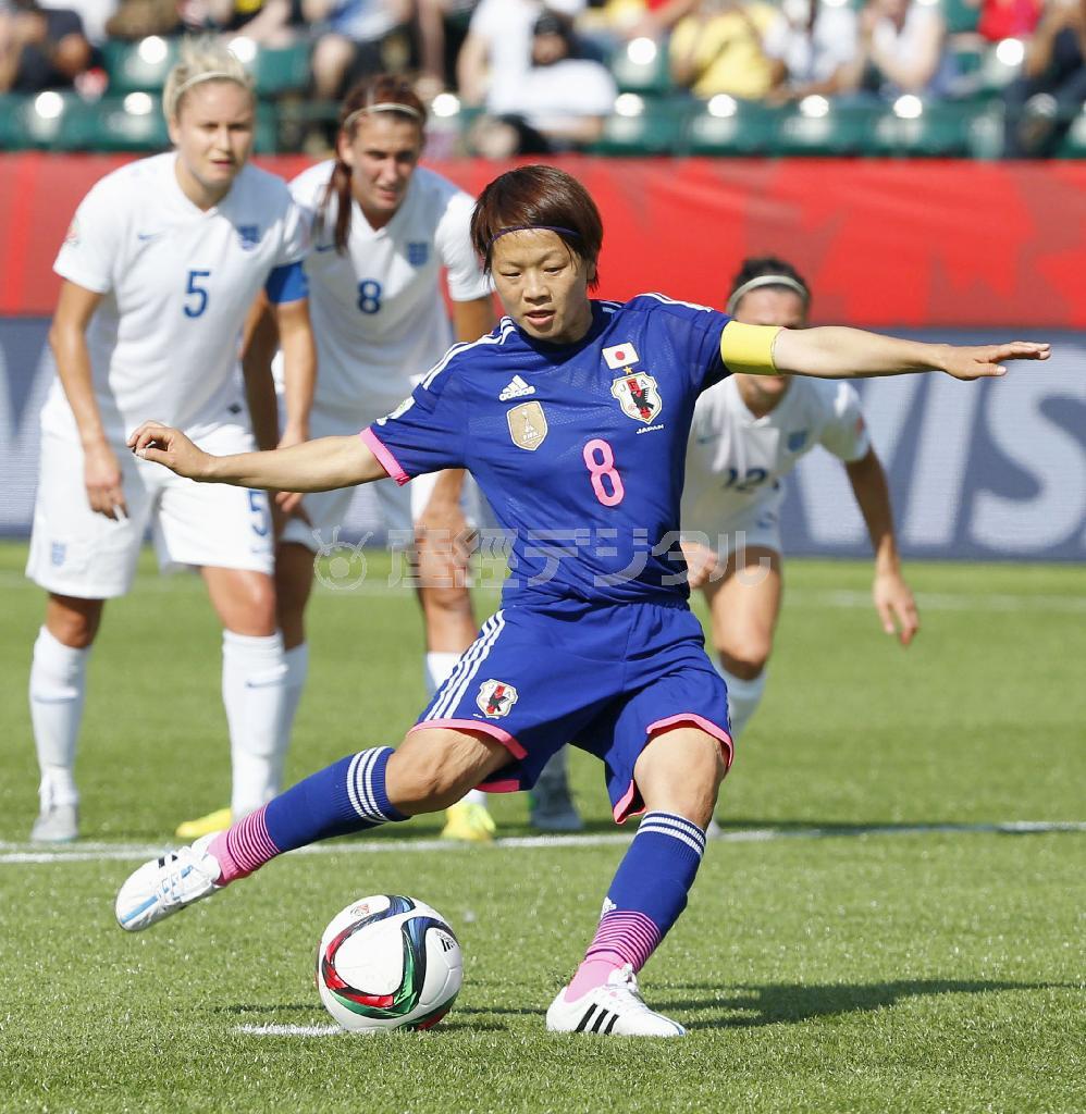 前半３３分、日本は頼れる主将、宮間あやがＰＫを決め、先制した＝２０１５年７月１日、カナダ・アルバータ州エドモントン（共同）