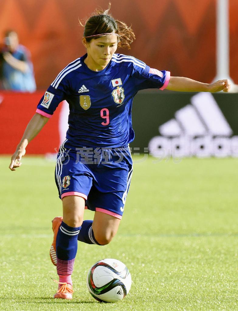 後半、ゴール前に攻め込む川澄奈穂美（なほみ）。ロスタイムに冷静にゴール前に入れたクロスが、イングランドのオウンゴールを生んだ＝２０１５年７月１日、カナダ・アルバータ州エドモントン（共同）