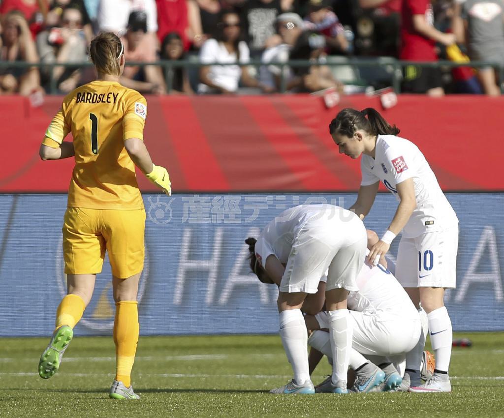 泣き崩れるローラ・バゼット（右から２人目）を仲間が励ました＝２０１５年７月１日、カナダ・アルバータ州エドモントン（ＡＰ）