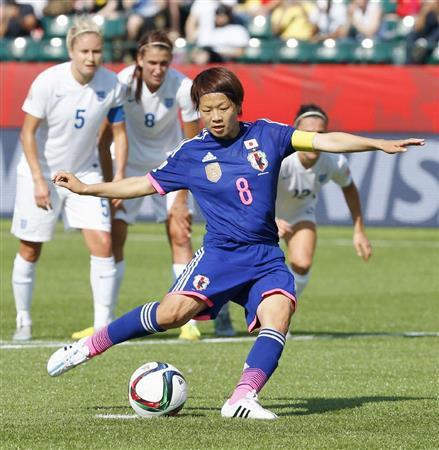 前半３３分、日本は頼れる主将、宮間あやがＰＫを決め、先制した＝２０１５年７月１日、カナダ・アルバータ州エドモントン（共同）