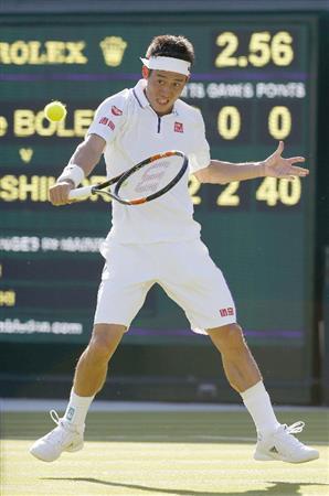 男子シングルス１回戦でプレーする錦織圭（にしこり・けい）＝２０１５年６月２９日、英国・ウィンブルドン（共同）