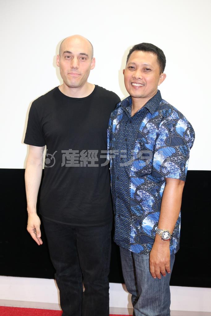 取材に応じたジョシュア・オッペンハイマー監督（左）とアディ・クルンさん＝２０１５年６月２日、東京都渋谷区（高橋天地撮影）