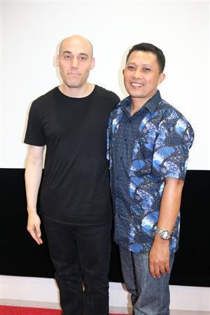 取材に応じたジョシュア・オッペンハイマー監督（左）とアディ・クルンさん＝２０１５年６月２日、東京都渋谷区（高橋天地撮影）