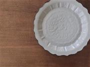 新作でありながら古伊万里そのものを感じることができる「型打ち皿」＝２０１５年６月２９日（提供写真）