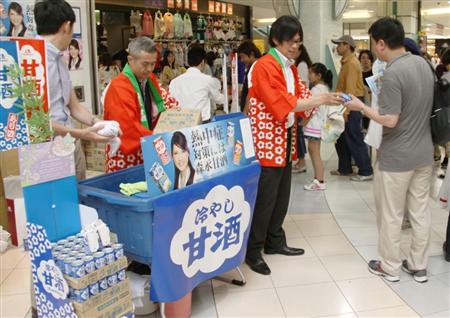 東京・池袋のサンシャインシティのイベントで「冷やし甘酒」を配る法被姿の森永製菓の社員