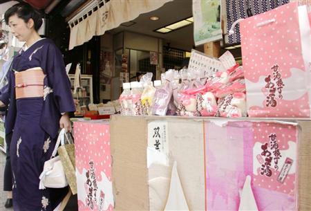 甘酒を買いに客が訪れる「甘酒横丁」の「とうふの双葉」の店頭＝東京都中央区