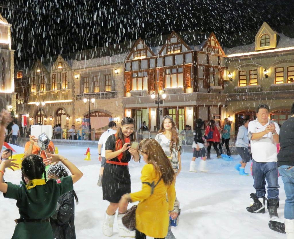 バンコクにオープンした東南アジア初の本格的な雪のテーマパーク「スノータウン」（岩田智雄撮影）
