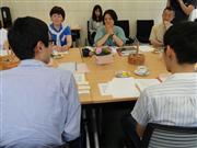 早産の子供を持つ親や医療関係者が集まり、必要な支援などについて話し合った＝６月２７日、東京都千代田区