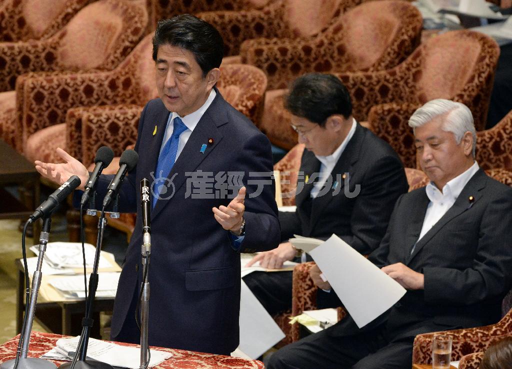 安倍晋三（しんぞう）首相（左）が、北朝鮮から報告延期の連絡があったことを明らかにした７月３日の衆院平和安全法制特別委員会＝２０１５年（斎藤良雄撮影）