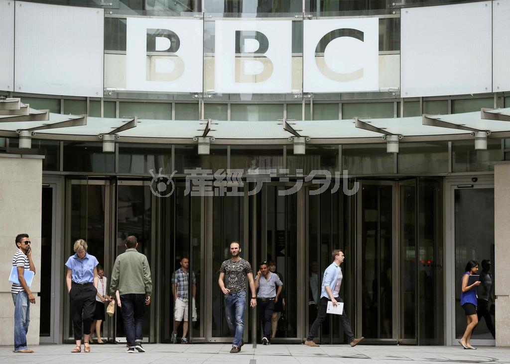 ７月２日、職員１０００人以上の削減計画が発表された英国放送協会（ＢＢＣ）の本社から出入りする人々。リストラはさらに続くと予測されており、職員の不安は募るばかりだ＝２０１５年、英国・首都ロンドン（ロイター）