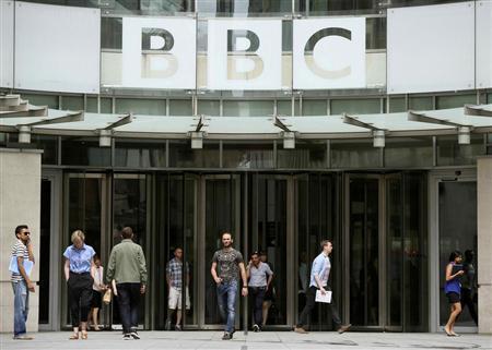 ７月２日、職員１０００人以上の削減計画が発表された英国放送協会（ＢＢＣ）の本社から出入りする人々。リストラはさらに続くと予測されており、職員の不安は募るばかりだ＝２０１５年、英国・首都ロンドン（ロイター）