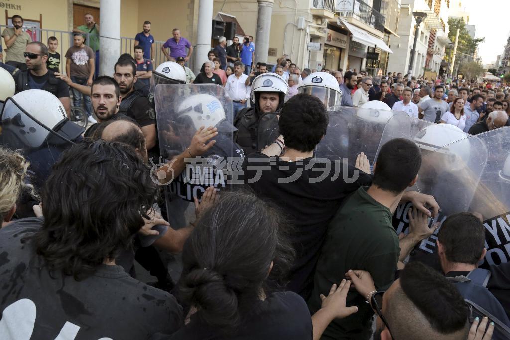 ７月２日、ギリシャのクレタ島で、警官隊ともみ合う反ＥＵ派の人々＝２０１５年（ロイター）