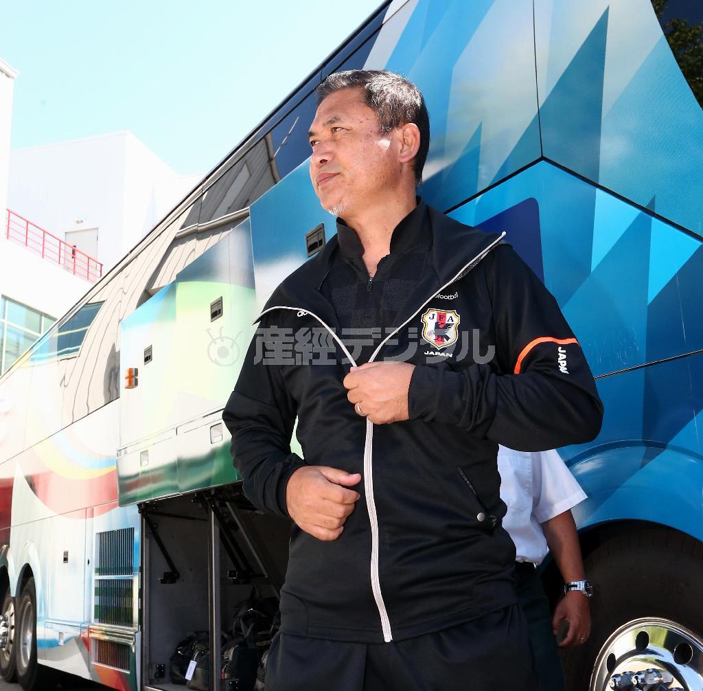 決勝戦会場のバンクーバーに到着した佐々木則夫監督＝２０１５年７月２日、カナダ・ブリティッシュコロンビア州（岡田亮二撮影）