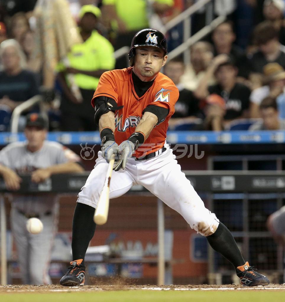 ジャイアンツ戦の五回、三ゴロに倒れるマーリンズのイチロー＝２０１５年７月２日、米フロリダ州マイアミ（共同）