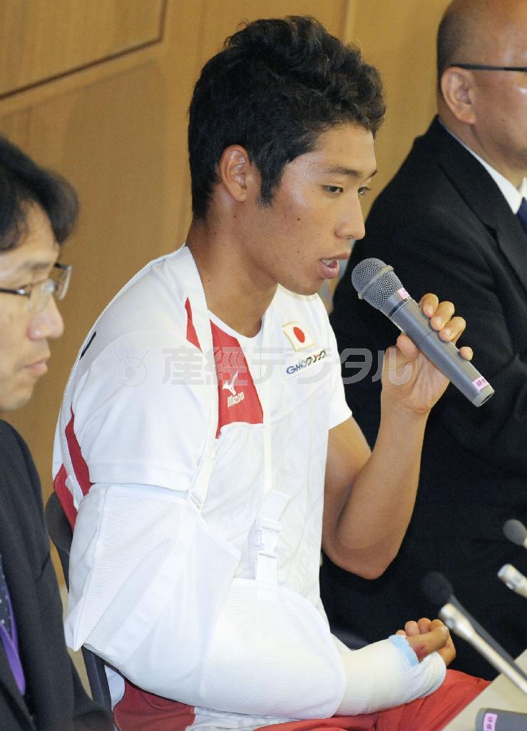 水泳世界選手権の出場断念を発表する萩野公介＝２０１５年７月３日午後、東京都北区（共同）