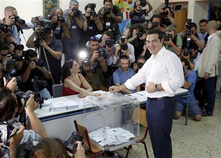 ５日、アテネの投票所で投票するギリシャのチプラス首相（共同）