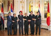 日本・メコン地域諸国首脳会議に先立ち、集合写真に納まる（左から）カンボジアのフン・セン首相、ラオスのトンシン首相、安倍晋三（しんぞう）首相、ミャンマーのテイン・セイン大統領、タイのプラユット暫定首相、ベトナムのグエン・タン・ズン首相＝２０１５年７月４日、東京都港区の迎賓館（代表撮影）