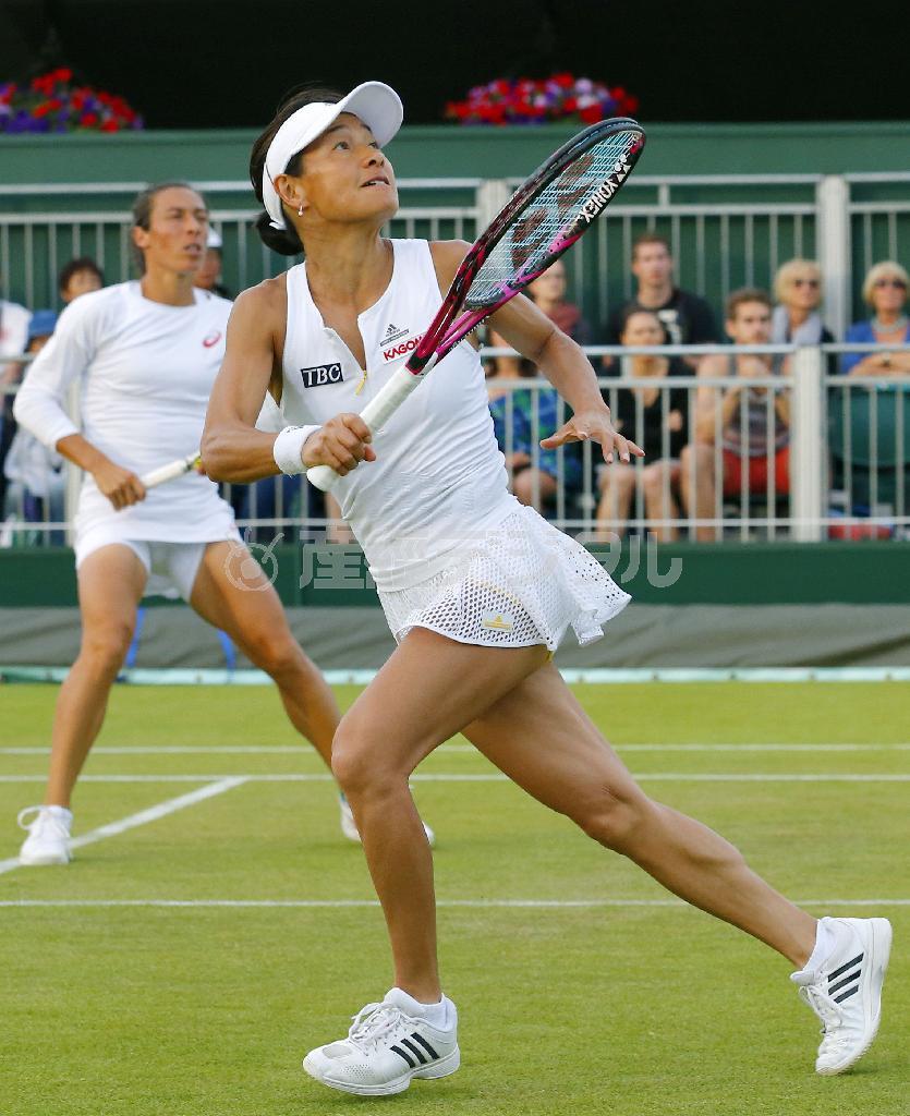 女子ダブルス２回戦でプレーするクルム伊達公子（手前）、フランチェスカ・スキアボーネ組＝２０１５年７月３日、英国・ウィンブルドン（共同）