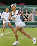 女子ダブルス２回戦でプレーするクルム伊達公子（手前）、フランチェスカ・スキアボーネ組＝２０１５年７月３日、英国・ウィンブルドン（共同）