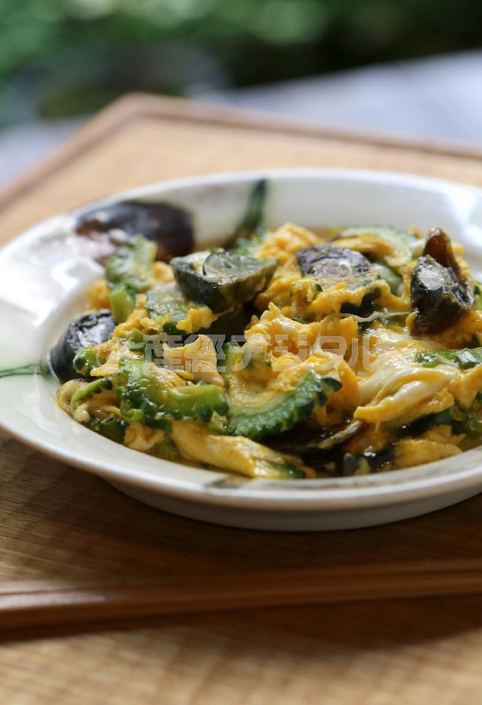 ピータンとゴーヤの玉子チャンプルー（９００円）は、卵に卵を合わせる面白い一品。しっかりと油で炒められたゴーヤは苦みがまろやかでピータンの独特の味とマッチする＝２０１５年６月２５日、京都市中京区（志儀駒貴撮影）