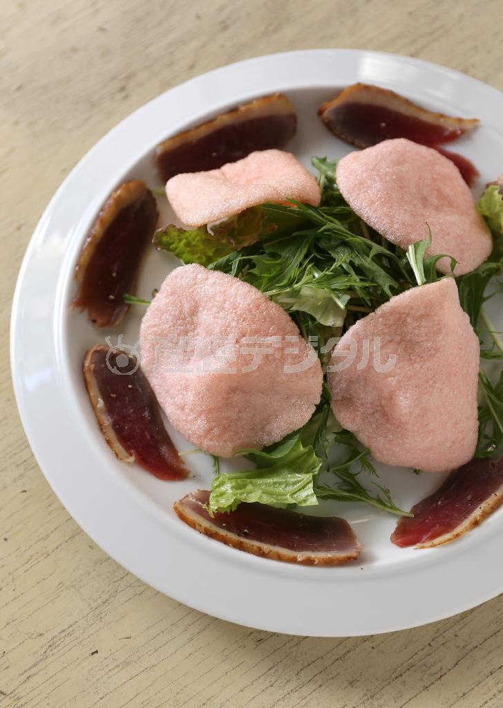 鴨のくん製と水菜のオリエンタルサラダ（１０００円）は自家製スモークの鴨とシャキシャキした水菜、パリパリのエビせんべいと異なった食感が楽しめる。京野菜の水菜、鴨肉をエスニックテイストに仕立てた＝２０１５年６月２５日、京都市中京区（志儀駒貴撮影）