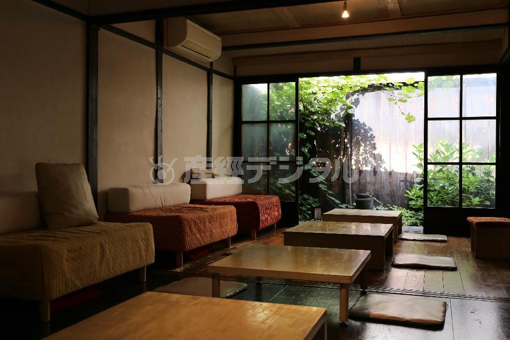 古民家を改装した店内は友人宅におじゃましたようなくつろぎ感を与える。小さな坪庭からは日よけのブドウの木が爽やかな風を運ぶ＝２０１５年６月２５日、京都市中京区（志儀駒貴撮影）