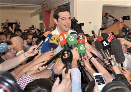 ５日、アテネで記者団に向かって発言するギリシャのチプラス首相（沢田博之氏撮影・共同）