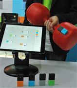 ソニーが発売した電子工作キット「ＭＥＳＨ」＝６日、東京都港区の本社（宇野貴文撮影）