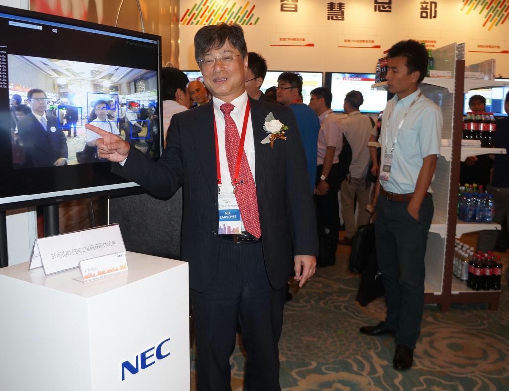 中国の顧客向けに開いた技術展示会「ＮＥＣイノベーティブ・ソリューション・フェア」で顔の画像認識技術を紹介するＮＥＣ執行役員・中国総代表の日下清文氏＝３日、上海市内