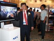 中国の顧客向けに開いた技術展示会「ＮＥＣイノベーティブ・ソリューション・フェア」で顔の画像認識技術を紹介するＮＥＣ執行役員・中国総代表の日下清文氏＝３日、上海市内