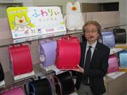 ランドセルを手にする協和の若松秀夫専務＝東京都千代田区