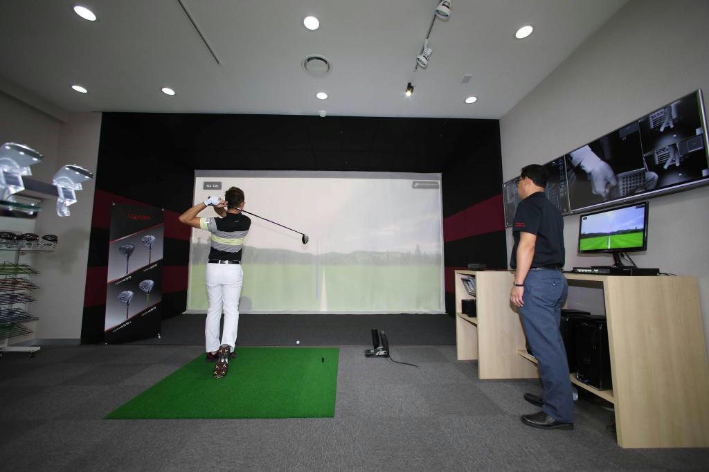 大型スクリーンと解析画面を連動させ、適切なアドバイスを行う