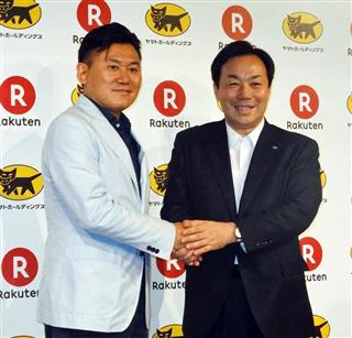 提携発表会見で握手を交わす楽天の三木谷浩史会長兼社長（左）とヤマトホールディングスの山内雅喜社長＝６日午後、東京都港区（山沢義徳撮影）