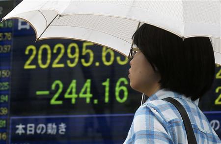 週明け６日の東京株式市場日経平均株価は、ギリシャ国民投票の結果を受けて大幅反落して取引が始まった（ＡＰ）