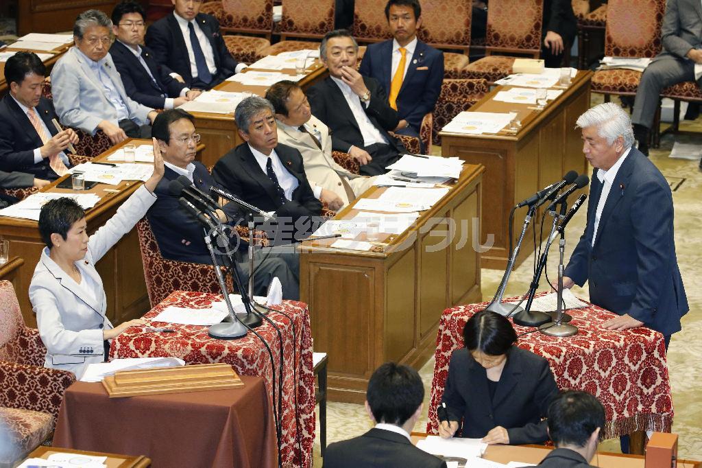 衆院平和安全法制特別委員会で民主党の辻元清美氏（手前左）の質問に答弁する中谷元（なかたに・げん）防衛相。論議はかみ合わず、委員会は一時紛糾した＝２０１５年７月１日、国会（共同）