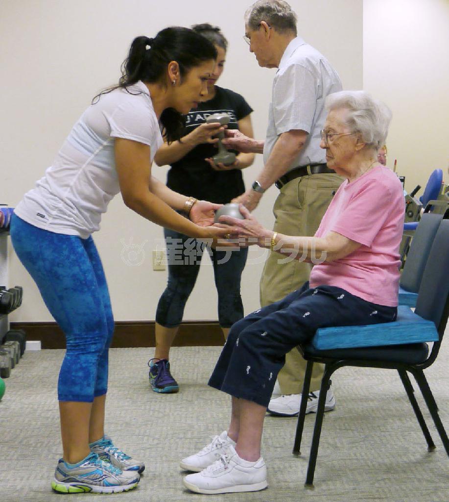 米東部の継続的なケア付き退職者コミュニティー（ＣＣＲＣ）「チャールズタウン」のジムでインストラクターの指導を受ける入居者ら＝２０１５年６月１２日（共同）