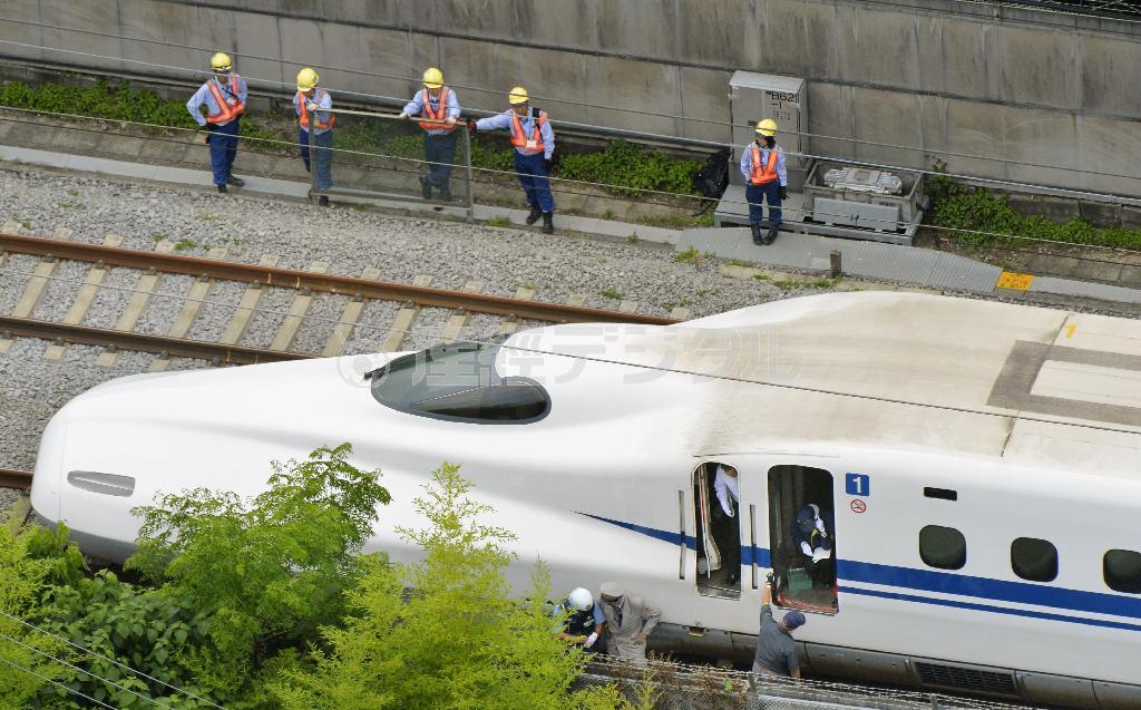 自殺目的の放火で緊急停止した東海道新幹線「のぞみ２２５号」＝２０１５年６月３０日、神奈川県小田原市（共同通信社ヘリから撮影）