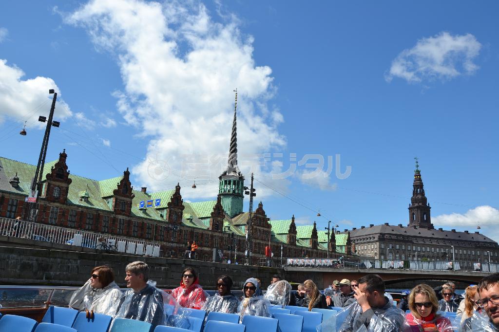 船上から見上げる首都コペンハーゲンの街並みは、迫力や威厳を増す。右後方は国会＝２０１５年６月２０日、デンマーク（銭本隆行さん撮影）