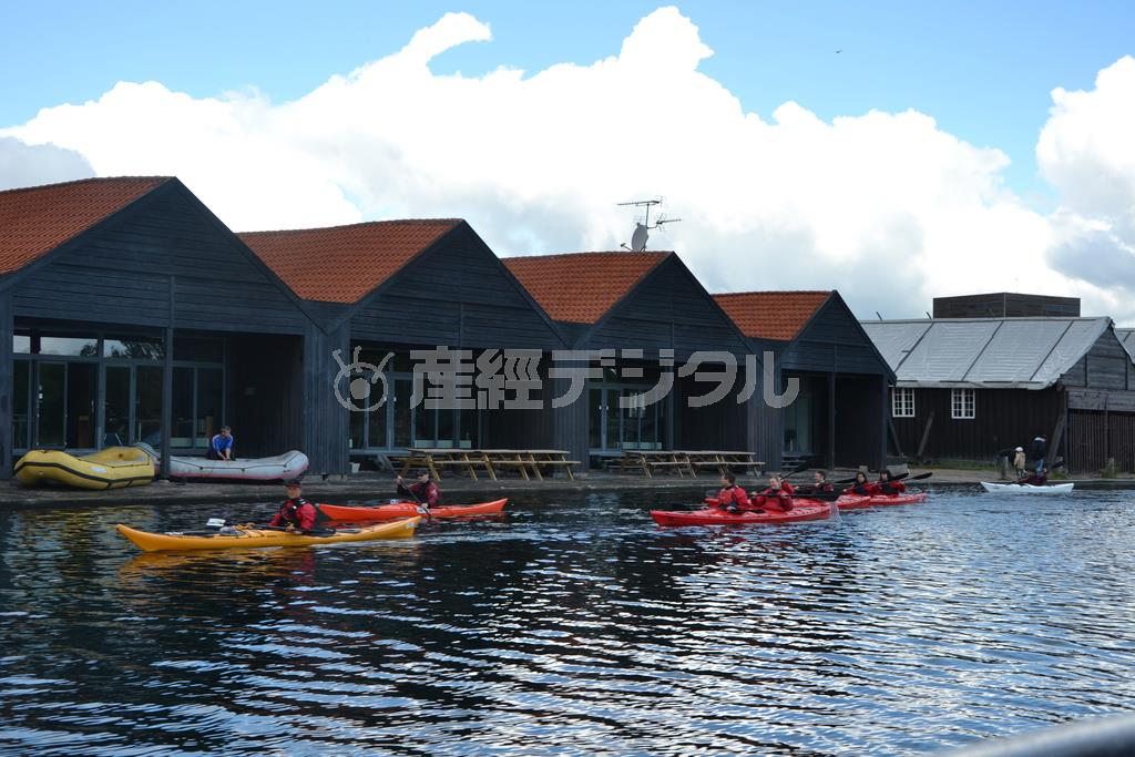運河沿いにはカヌーのクラブハウスがたくさんあり、週末にはカヌーを楽しむ人々でにぎわう＝２０１５年６月２０日、デンマーク・首都コペンハーゲン（銭本隆行さん撮影）