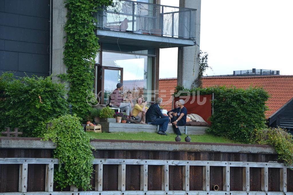 岸辺の住民は気軽にあいさつしてくれる。水を挟んだ空間は人と人とを優しくつないでくれる力を持つ＝２０１５年６月２０日、デンマーク・首都マーク（銭本隆行さん撮影）