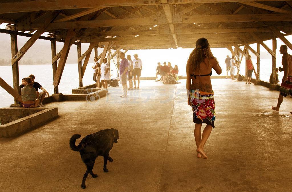 海に突き出た屋根のある桟橋は住民の憩いの場所だ。昔も今も変わらぬ時が流れている＝２０１２年２月１日、米ハワイ州・カウアイ島ハナレイ（酒井久美子さん撮影）