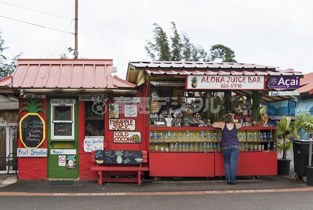 オールドタウンにある素朴なジューススタンドはいつも人気だ＝２００９年１０月３日、米ハワイ州・カウアイ島ハナレイ（酒井久美子さん撮影）